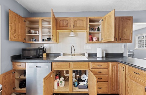 Nall Hills House | Cozy Ranch w/Hot Tub 3BR Workspace + Driveway