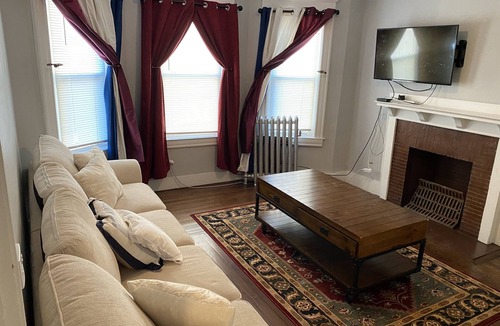 Springfield Apartment | Cozy Red Room (In Springfield)