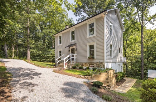 Blue Ridge House | Cozy, renovated 3-bedroom retreat on 10+ acres in charming Leesburg. Sleeps 7