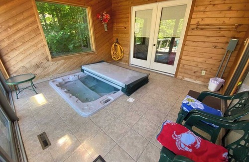 Old Timberline Cabin | Cozy retreat in Old Timberline close to great hiking and skiing. Pet Friendly!
