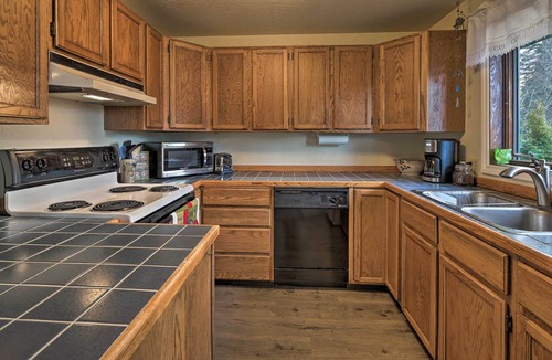 Juneau Apartment | Cozy Retreat w/Fire Pit - Near Mendenhall Glacier