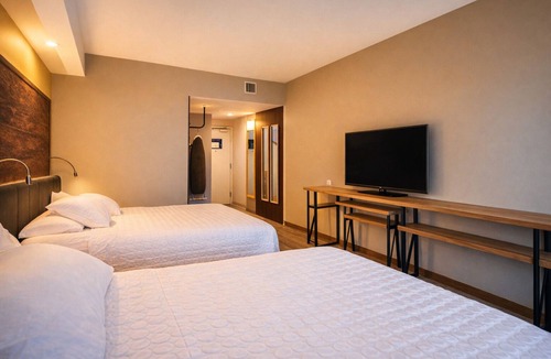 South Portland Hotel | Cozy Room Next to the Airport w/2 Beds - Free Hot Breakfast & Shuttle