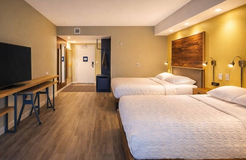 South Portland Hotel | Cozy Room Next to the Airport w/2 Beds - Free Hot Breakfast & Shuttle