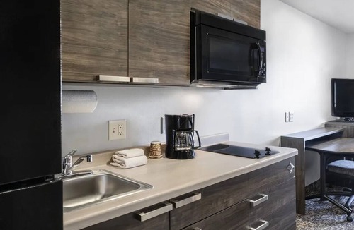 Rogers Hotel | Cozy Room w/Kitchen, Pet-Friendly – 5 Mins to Coler Mountain Bike Preserve