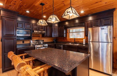 Cavendish Cabin | Cozy Ski-House by Okemo Hot Tub & Mountain Privacy