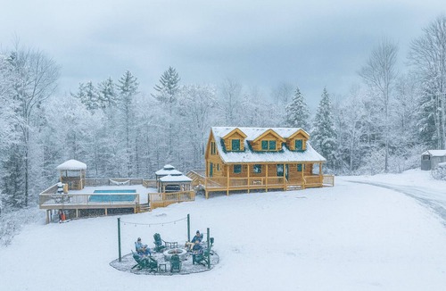 Cavendish Cabin | Cozy Ski-House by Okemo Hot Tub & Mountain Privacy