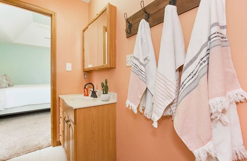 Raytown House | Cozy Sleeps 12 Updated 1800sqft home NO STAIRS