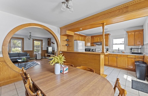 Malden Apartment | Cozy & Spacious 3Br home in Malden/with free parking and windows AC