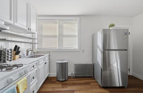 Nonantum Apartment | Cozy&Spacious 6Br home in Newton
