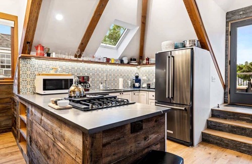 Oakdale Apartment | Cozy Stay w/Roof Deck | Parking | 5 Min Downtown