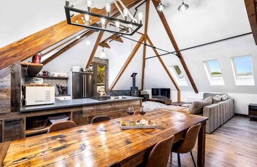 Oakdale Apartment | Cozy Stay w/Roof Deck | Parking | 5 Min Downtown