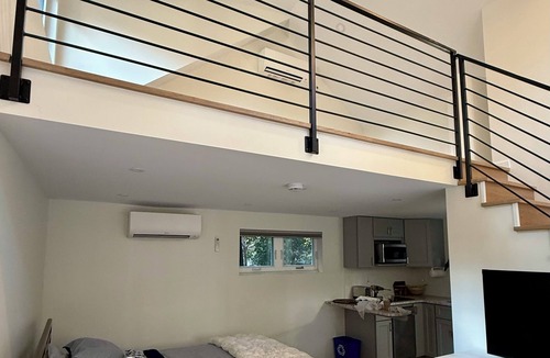 Woodley Park Bed & Breakfast | Cozy studio near downtown DC with off-street parking and close to Metro
