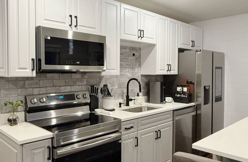Orem House | Cozy Two-Level Basement Suite - Kitchen & Laundry