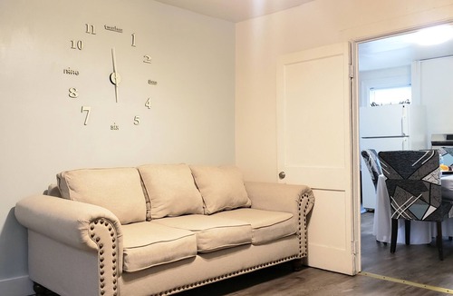 New London Apartment | Cozy Upper 2 bedroom apartment >Free Wi-Fi and parking - 2nd floor-private space