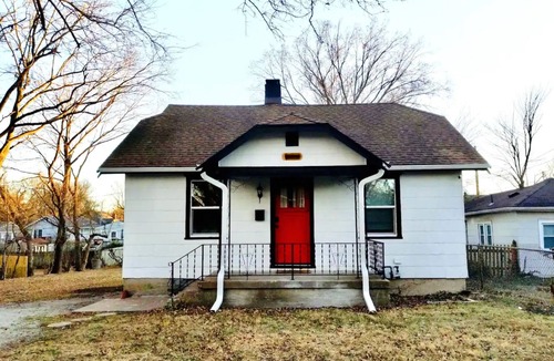 South Kansas City House | Cozy Waldo Hideaway - King sized bed with fenced in backyard