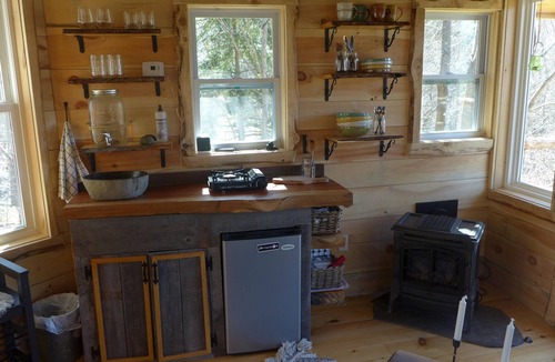 Waterbury Cabin | Cozy warm treehouse with Amazing views! Winter Paradise! Hike from cabin