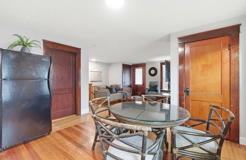 Manchester Apartment | Craftsman Cozy Top Flr 1 Bed1- 1 Ba Private Porch