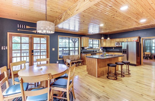 Royal Cabin | Creek Access, Games: Family-Friendly Royal Retreat
