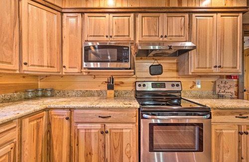 Golden Cabin | Creekside Broken Bow Cabin w/Hot Tub & Fire Pit!