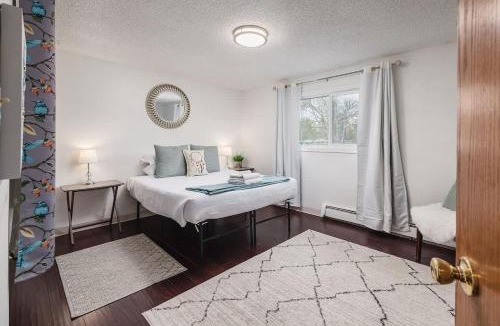 Taku - Campbell Apartment | Creekside Two-Bedroom Apartment Near Airport