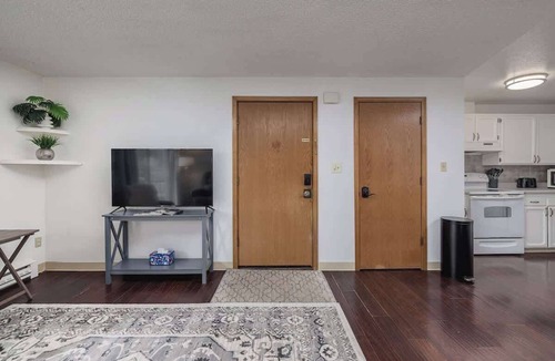 Taku - Campbell Apartment | Creekside Two-Bedroom Apartment Near Airport