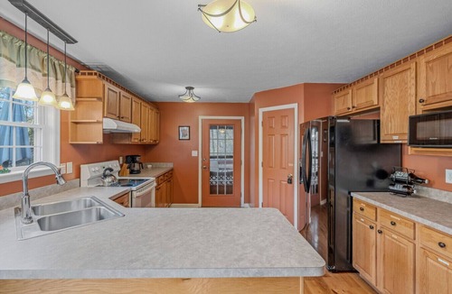 Berkeley Springs House | Creekview Cabin - hot tub, pets, grill, wifi, screen porch, fire ring