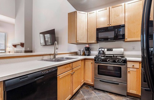 Kimball Junction Condo | Crestview 306E | Mountain View | Hot Tub | Pool | Near Outlets & Olympic Park