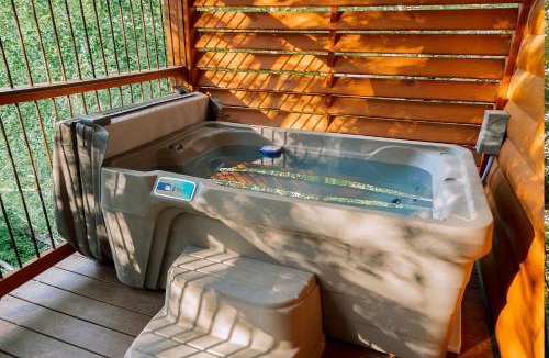 Millersburg House | Cricket Hill Treehouse B by Amish Country Lodging