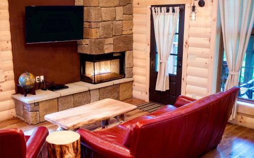 Millersburg House | Cricket Hill Treehouse B by Amish Country Lodging