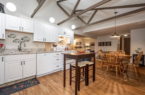 McHenry House | Cub House | 5 Minutes to Skiing, Boating, Dining
