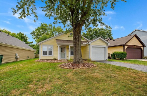 Columbus House | Cute and Cozy 3 Bedroom Ranch Home w/Deck and Fenced Yard