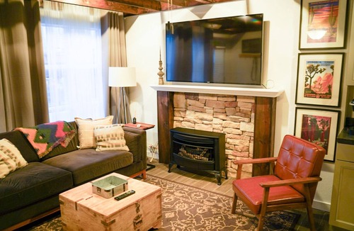 Cotter House | Cute and Cozy, pet friendly home in downtown Cotter!