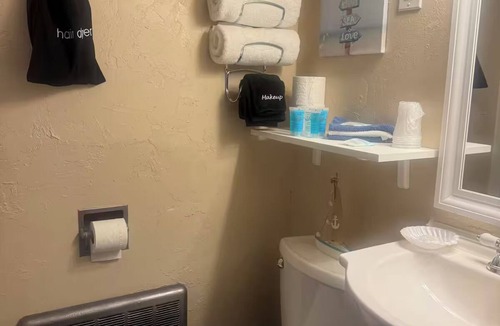 Buzzards Bay Hotel | CUTE, CLEAN KING BED & PRIVATE BATH/WALK TO MAIN ST./EXTENDED STAY