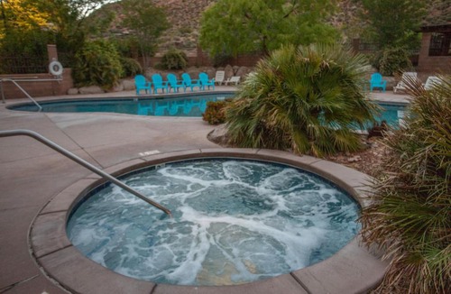 St. George Hotel | D5-Coral Springs Poolside-Ground Floor 3-bedroom Hillside View