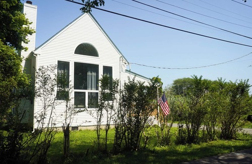 Mastic Beach House | Dahlia by the Bay, walking distance from marina
