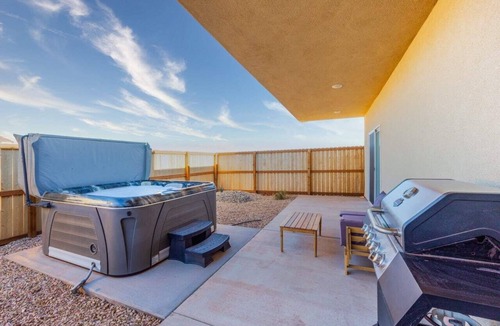 Kanab House | Dark Skies l Private Hot Tub I Pool & Pickleball Court