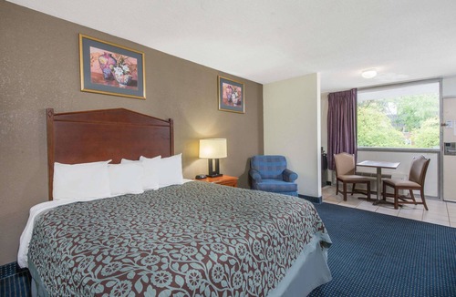 Arlington Heights Hotel | Days Inn by Wyndham Arlington Pentagon