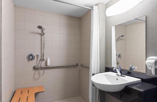 Tad Hotel | Days Inn by Wyndham Charleston WV