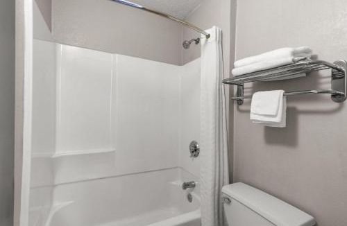 Tad Hotel | Days Inn by Wyndham Charleston WV
