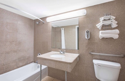 Elmsford Hotel | Days Inn by Wyndham Elmsford/White Plains