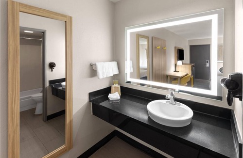 Randolph Hotel | Days Inn by Wyndham Kansas City Northeast