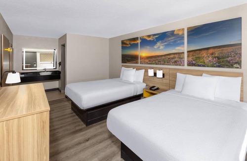 Randolph Hotel | Days Inn by Wyndham Kansas City Northeast