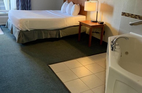 Edgewood Hotel | Days Inn by Wyndham Louisville Airport Fair and Expo Center
