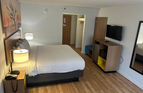 Sherman Hotel | Days Inn by Wyndham Sherman