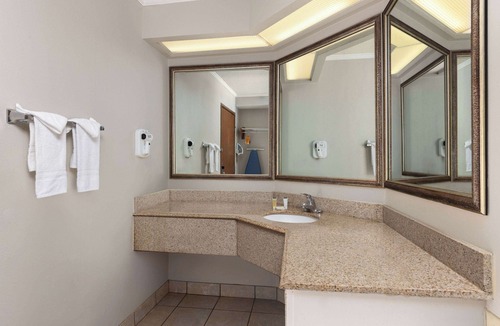 Kansas City Hotel | Days Inn & Suites by Wyndham Kansas City South