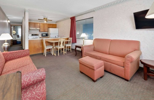 Bentonville Hotel | Days Inn & Suites by Wyndham Bentonville