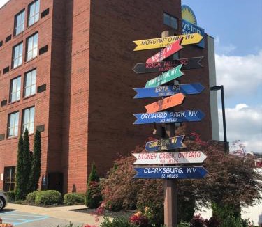 Sutton Hotel | Days Inn & Suites by Wyndham Sutton Flatwoods