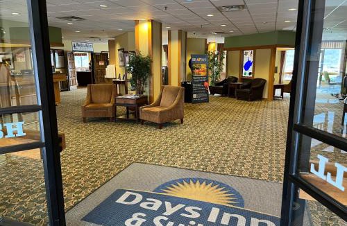 Sutton Hotel | Days Inn & Suites by Wyndham Sutton Flatwoods
