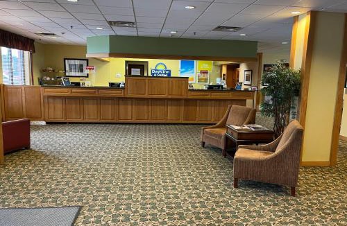 Sutton Hotel | Days Inn & Suites by Wyndham Sutton Flatwoods