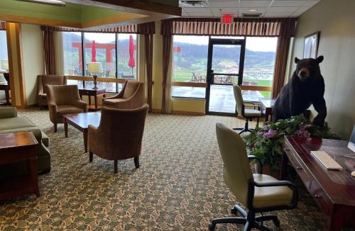 Sutton Hotel | Days Inn & Suites by Wyndham Sutton Flatwoods